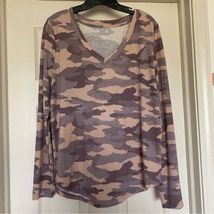 So women’s large favorite v-neck long sleeve tee